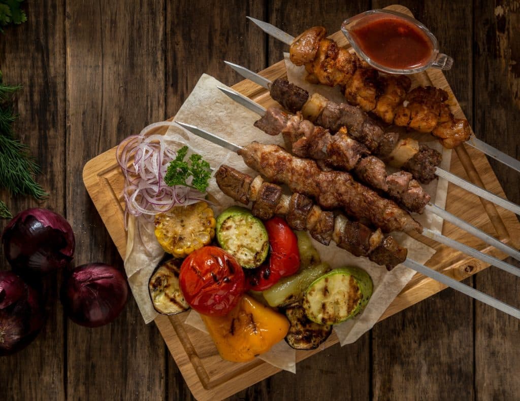 les brochettes de viande